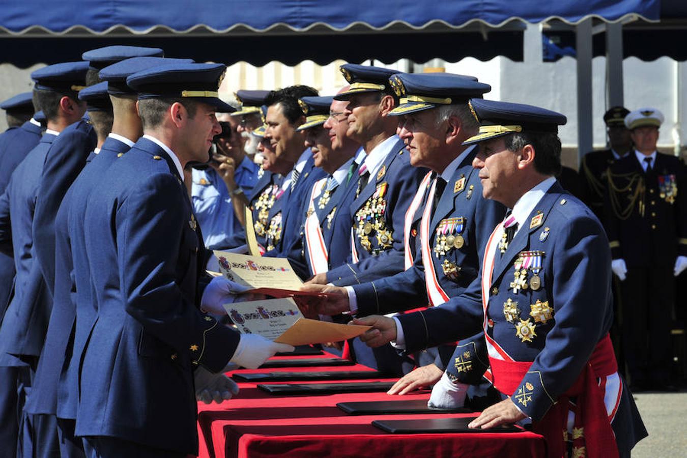 Entrega de despachos a los nuevos oficiales del Ejército del Aire