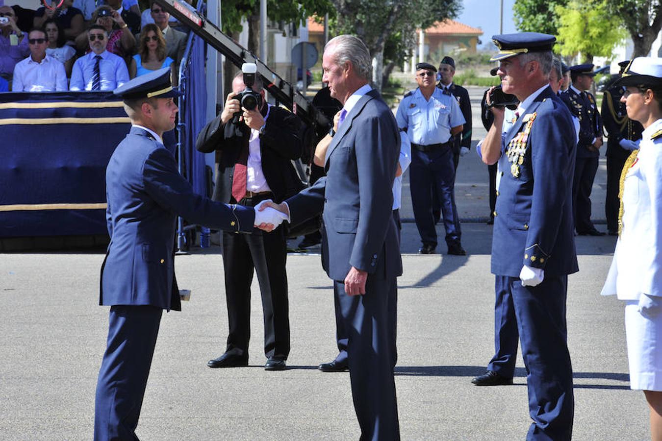 Entrega de despachos a los nuevos oficiales del Ejército del Aire
