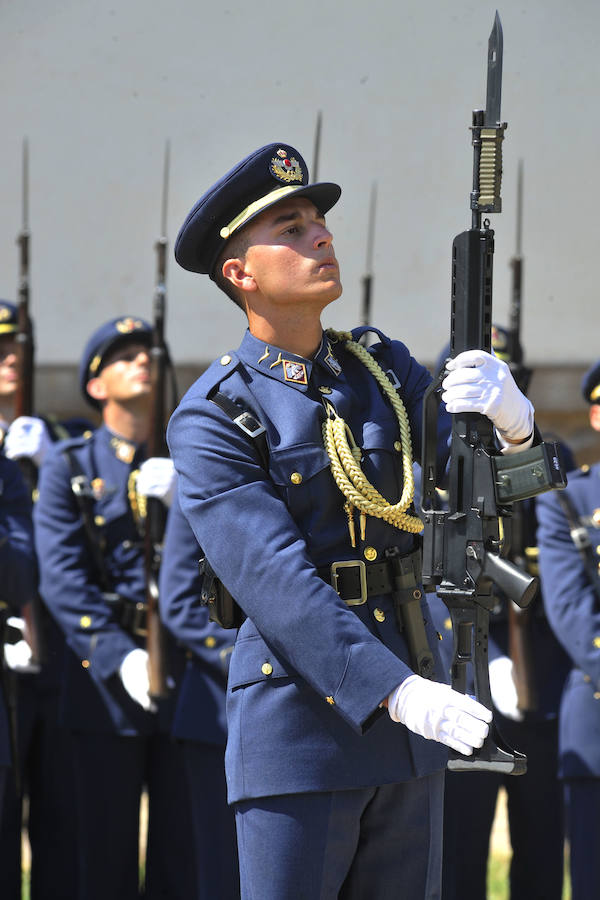 Entrega de despachos a los nuevos oficiales del Ejército del Aire