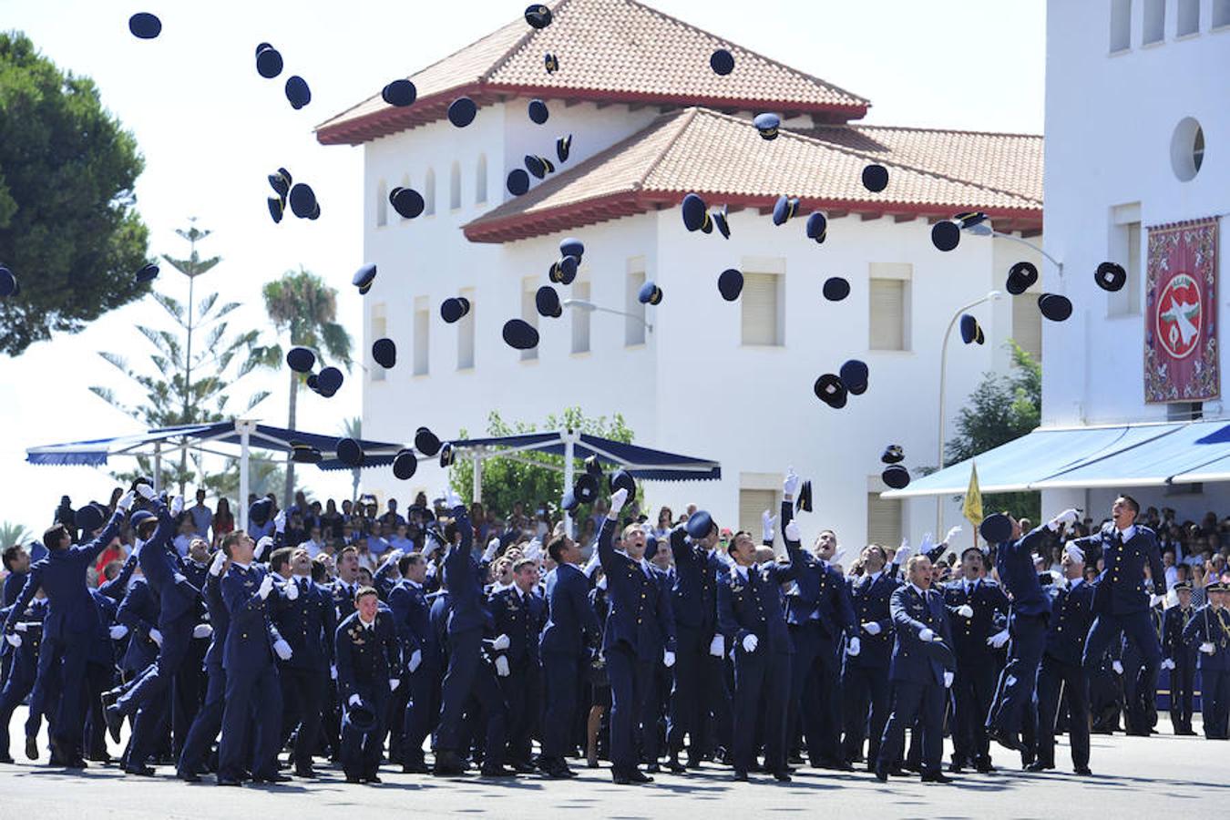 Entrega de despachos a los nuevos oficiales del Ejército del Aire