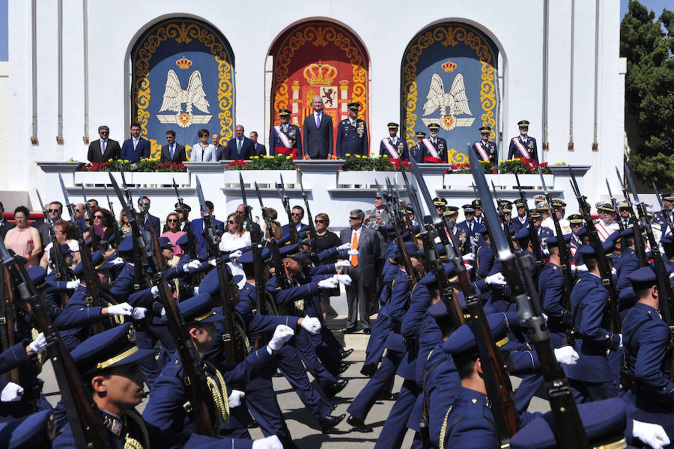 Entrega de despachos a los nuevos oficiales del Ejército del Aire
