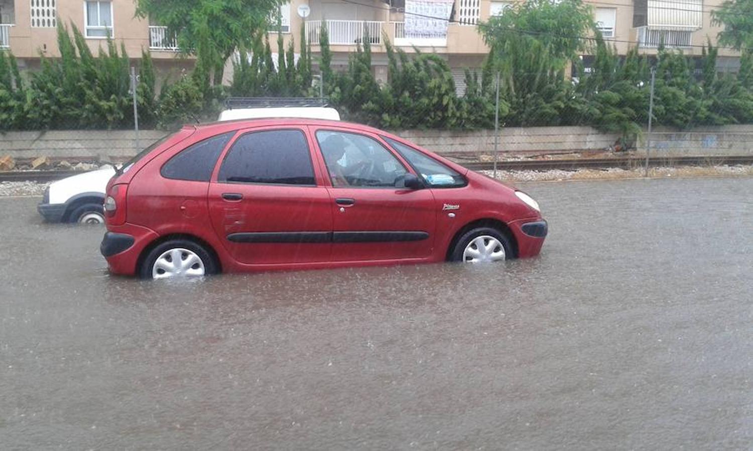 Una tormenta inunda Dénia y obliga a cerrar playas en Calpe por derrumbes