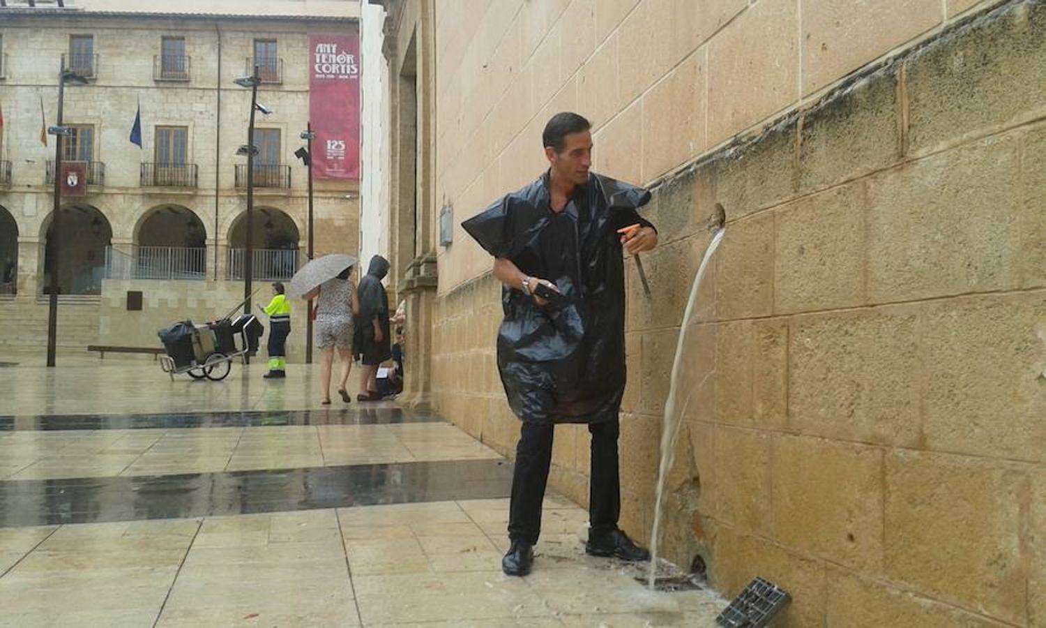 Una tormenta inunda Dénia y obliga a cerrar playas en Calpe por derrumbes