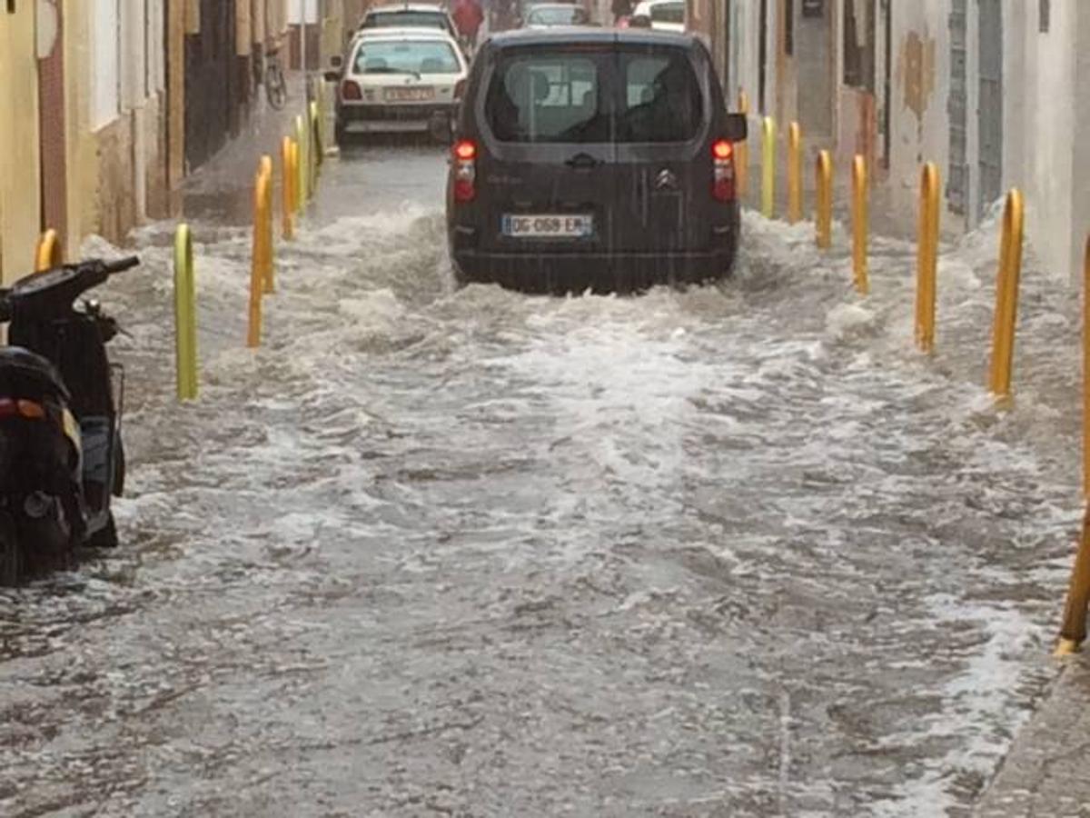 Una tormenta inunda Dénia y obliga a cerrar playas en Calpe por derrumbes