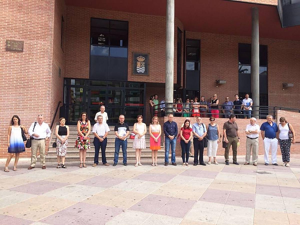 Minuto de silencio en el Ayuntamiento de Molina de Segura.