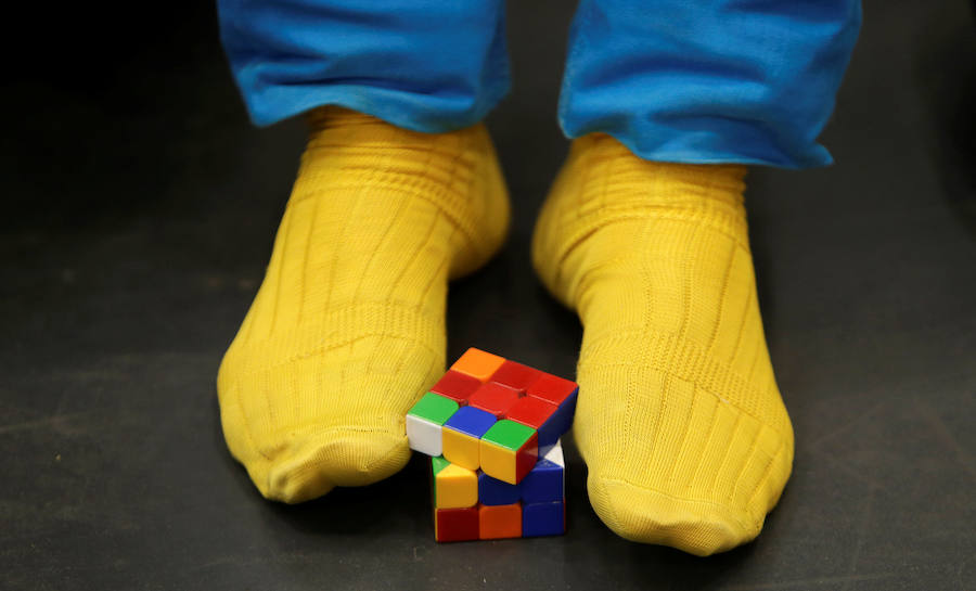 Los pies más diestros en el cubo de Rubik