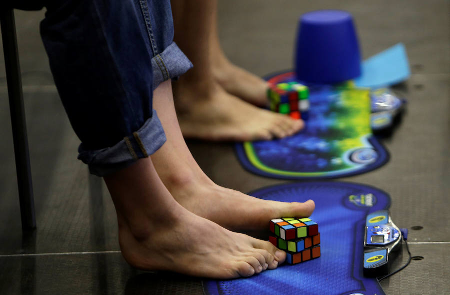 Los pies más diestros en el cubo de Rubik