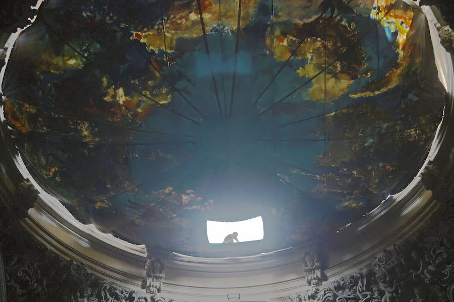 Instalan la lona del cielo en la basílica de Santa Maria de Elche