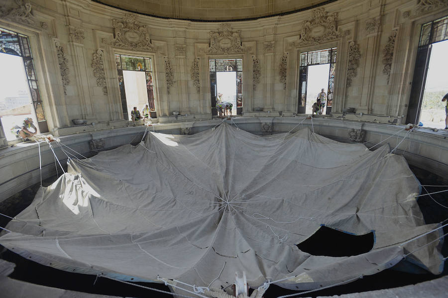 Instalan la lona del cielo en la basílica de Santa Maria de Elche