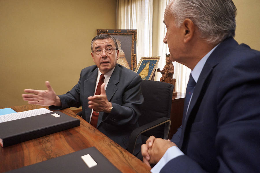 La Archicofradía de Monserrate recibe tres obras con la imagen de la patrona