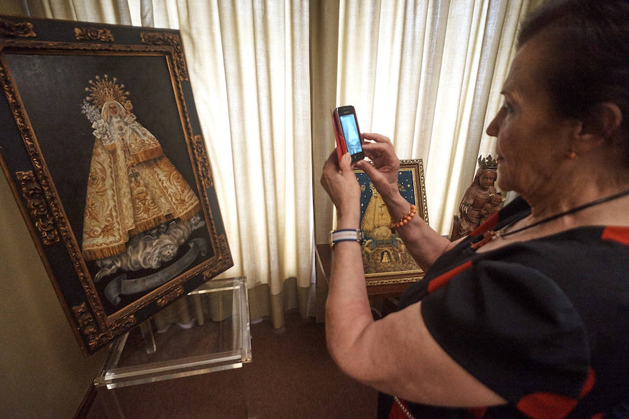 La Archicofradía de Monserrate recibe tres obras con la imagen de la patrona