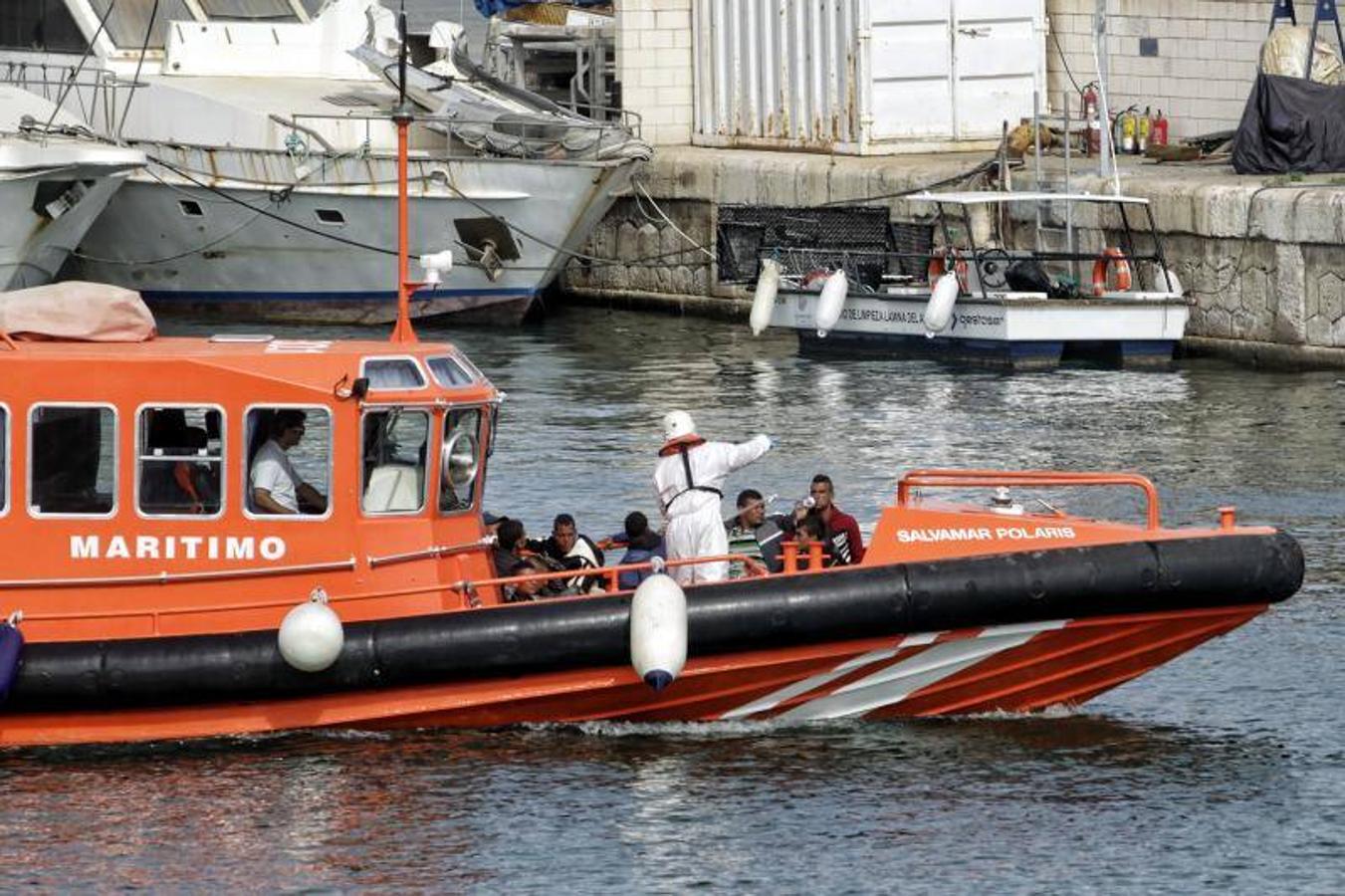 Rescatan a diez personas de una patera frente a la costa alicantina