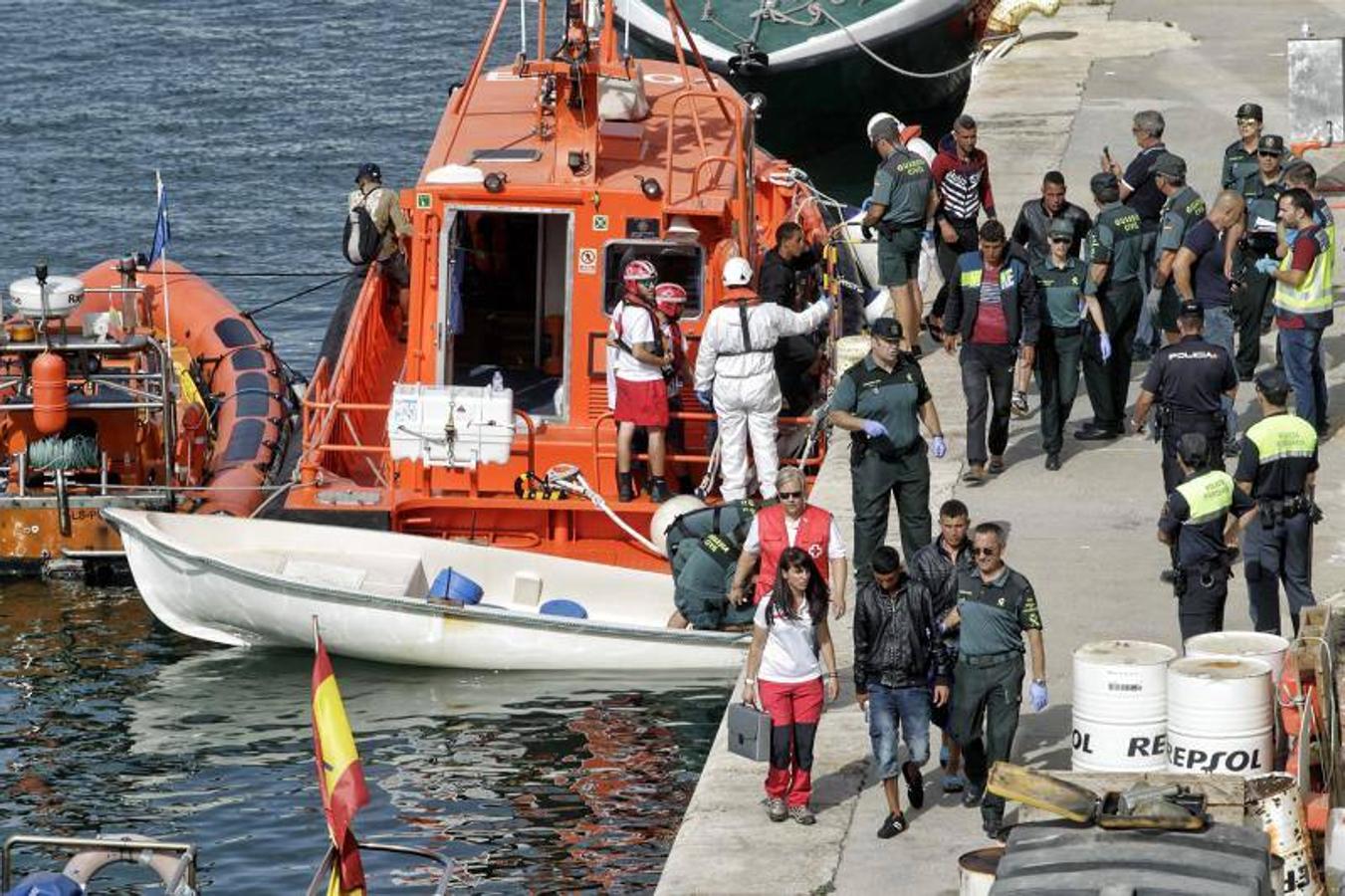 Rescatan a diez personas de una patera frente a la costa alicantina