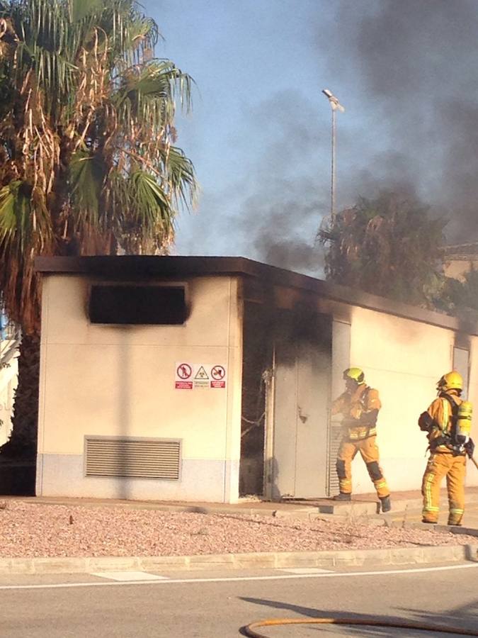 Un incendio calcina el centro de transformación eléctrico de la depuradora de Orihuela