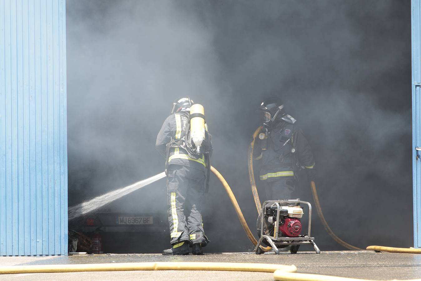 Alarma en La Hoya por un incendio en una nave que almacenaba productos inflamables