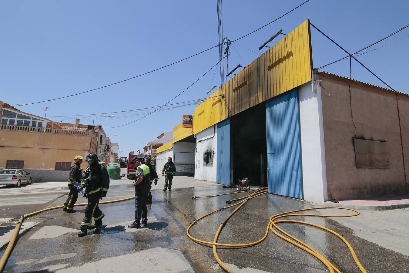 Alarma en La Hoya por un incendio en una nave que almacenaba productos inflamables