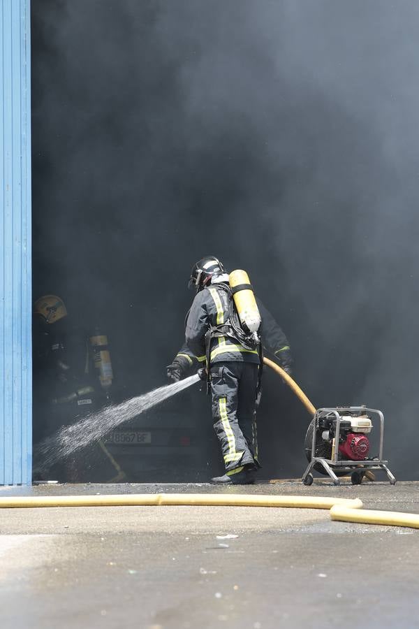 Alarma en La Hoya por un incendio en una nave que almacenaba productos inflamables