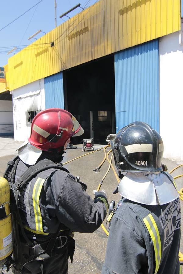 Alarma en La Hoya por un incendio en una nave que almacenaba productos inflamables