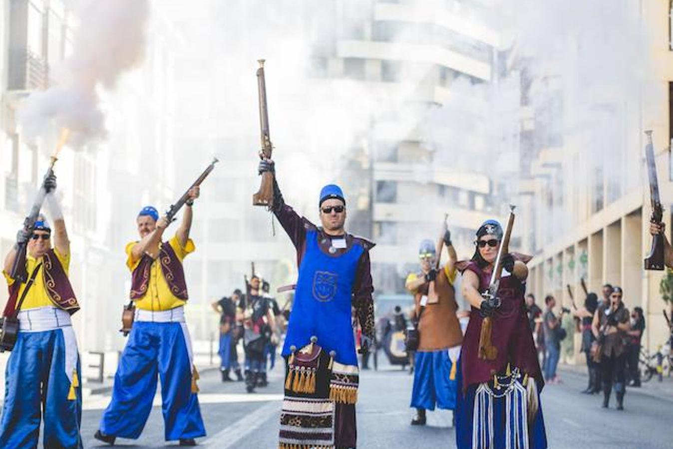 Moros y Cristianos toman las calles de Elche