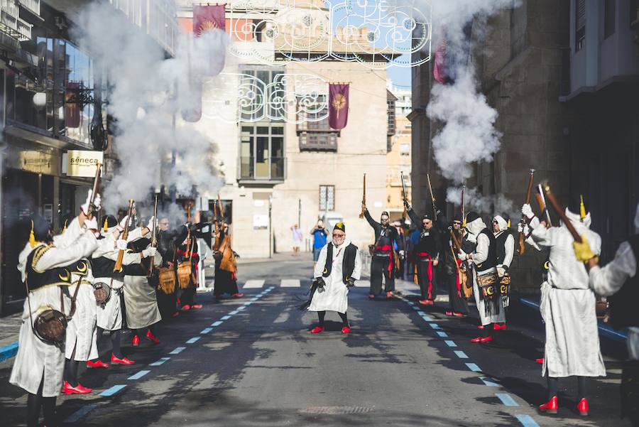 Moros y Cristianos toman las calles de Elche