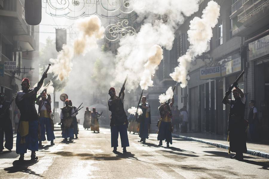 Moros y Cristianos toman las calles de Elche