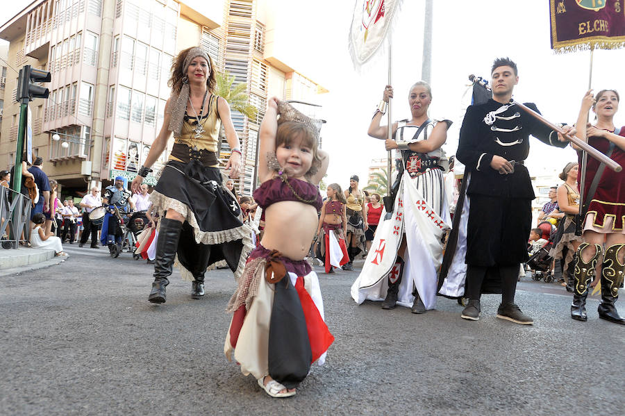 Moros y Cristianos toman las calles de Elche