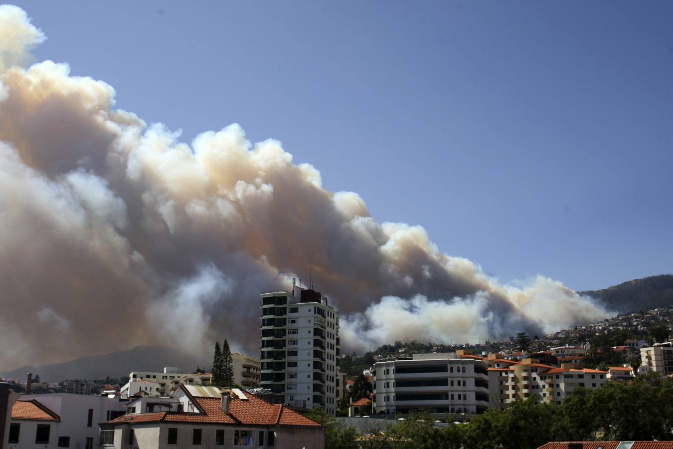 El fuego asola la capital de Madeira