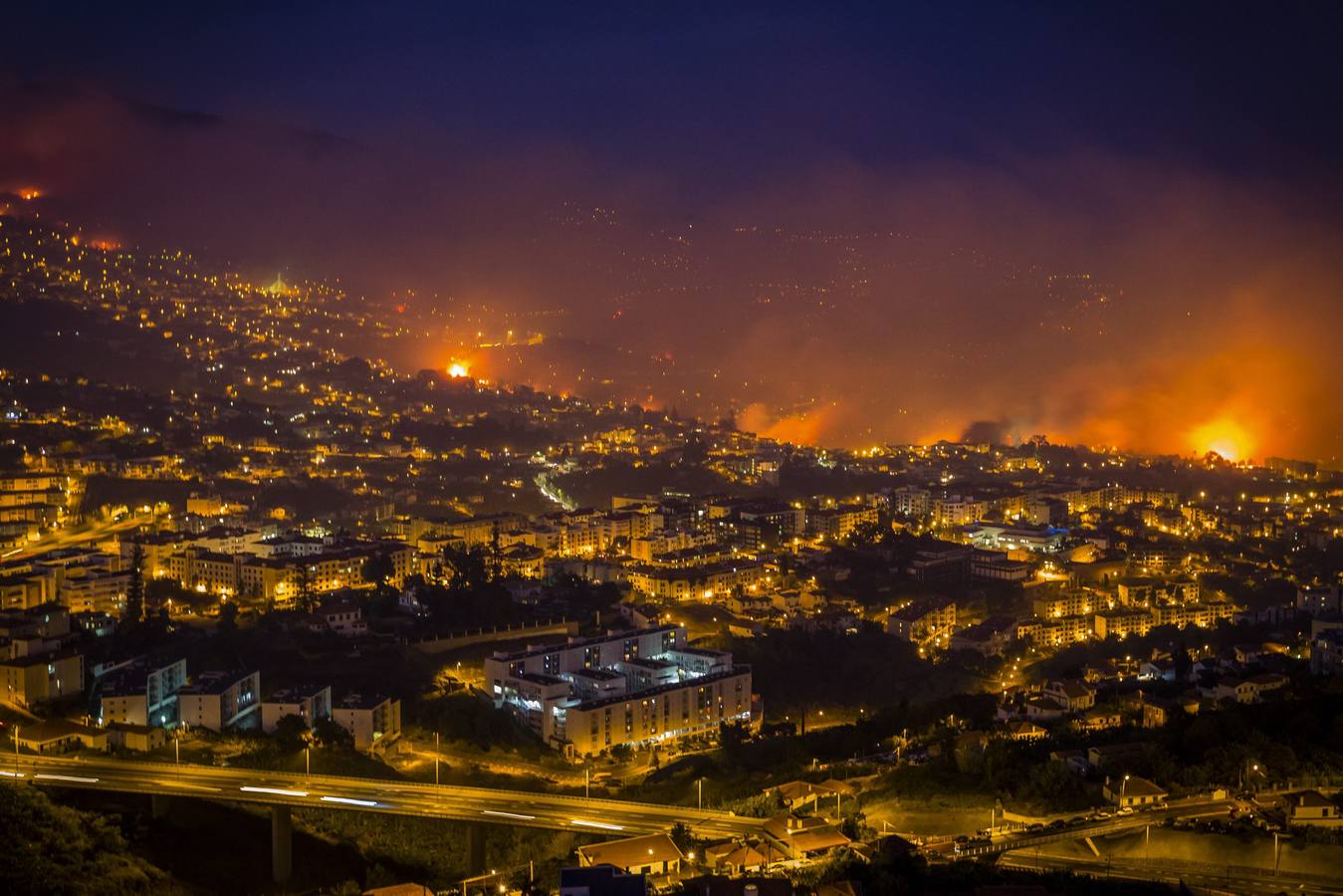 El fuego asola la capital de Madeira