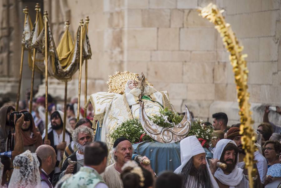 Procesión y coronación de la Virgen María