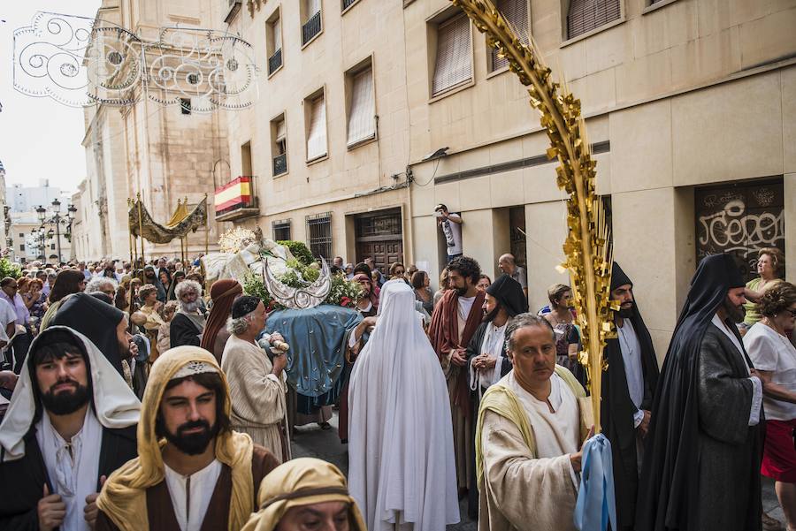 Procesión y coronación de la Virgen María