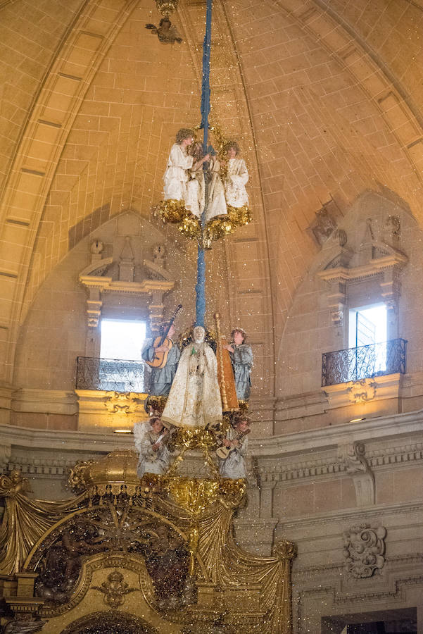 Procesión y coronación de la Virgen María