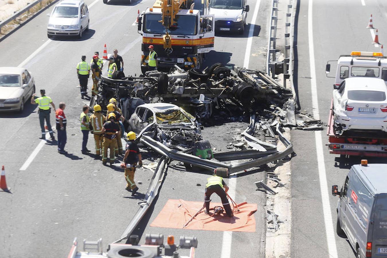 Cuatro muertos en un accidente entre un camión y dos coches en la A-7, a la altura de Elche