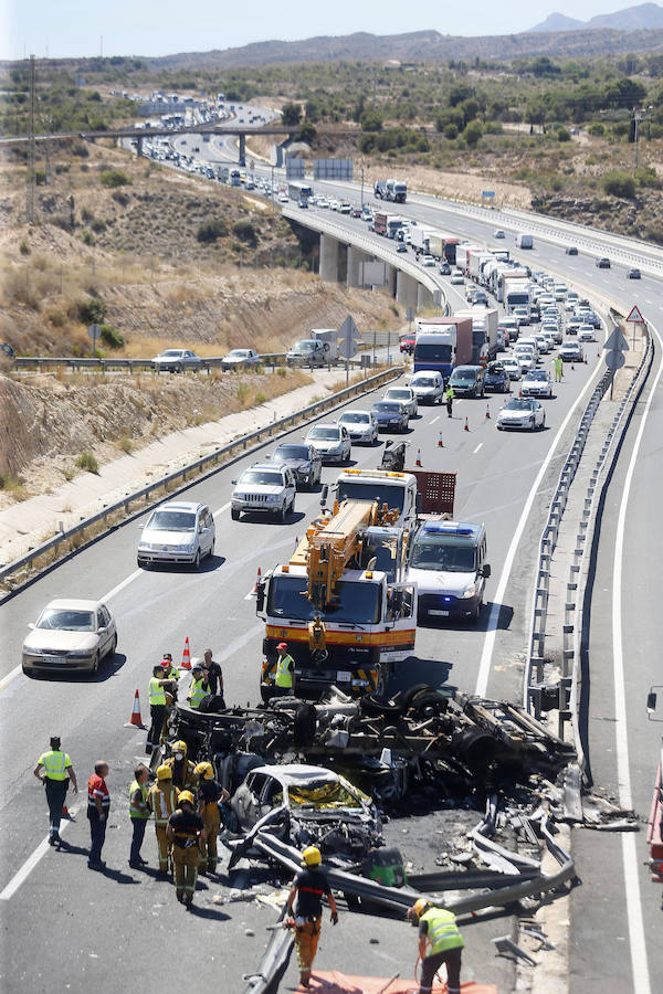 Cuatro muertos en un accidente entre un camión y dos coches en la A-7, a la altura de Elche