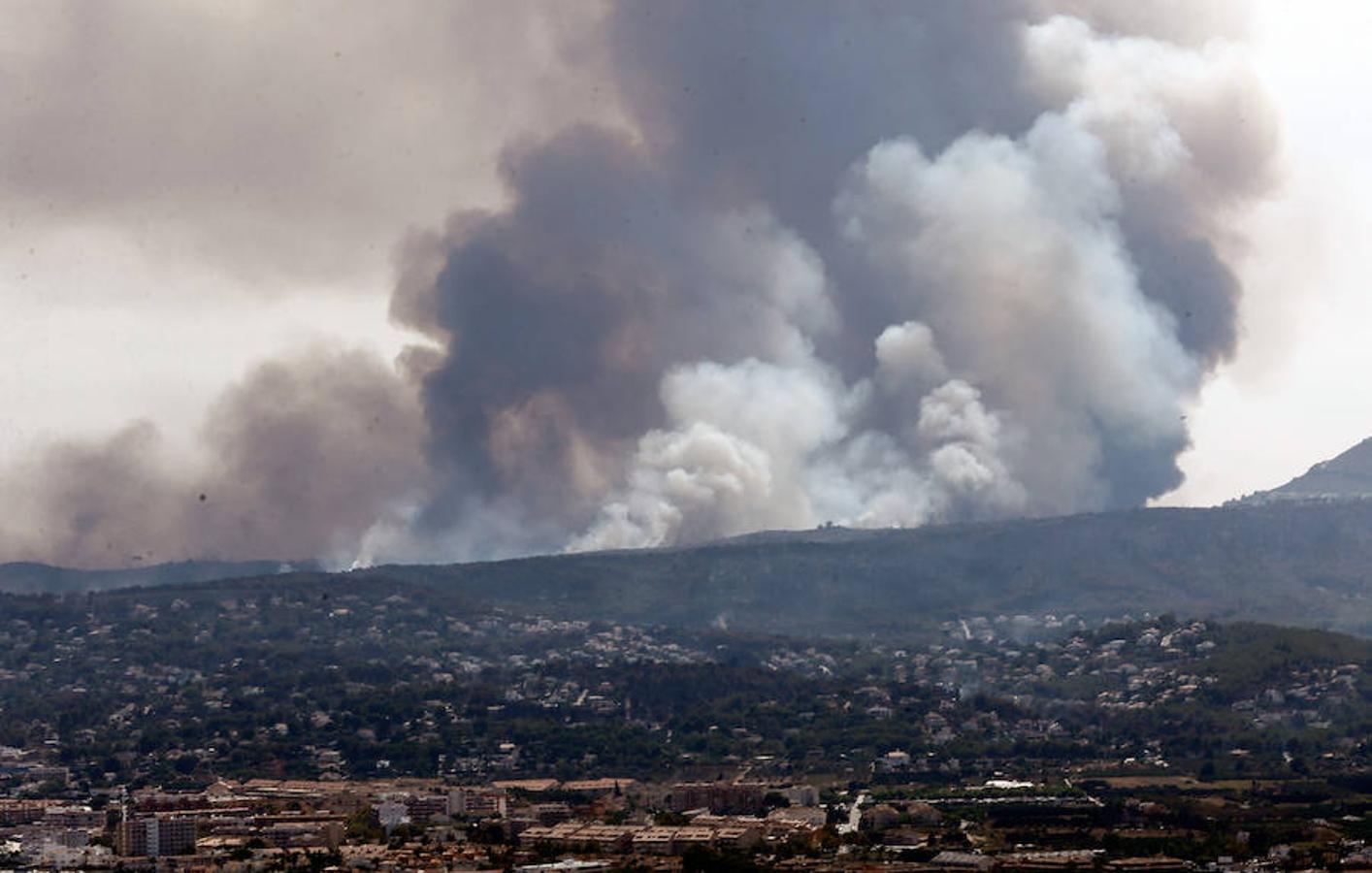 Más de mil desalojados por el incendio en Xàbia