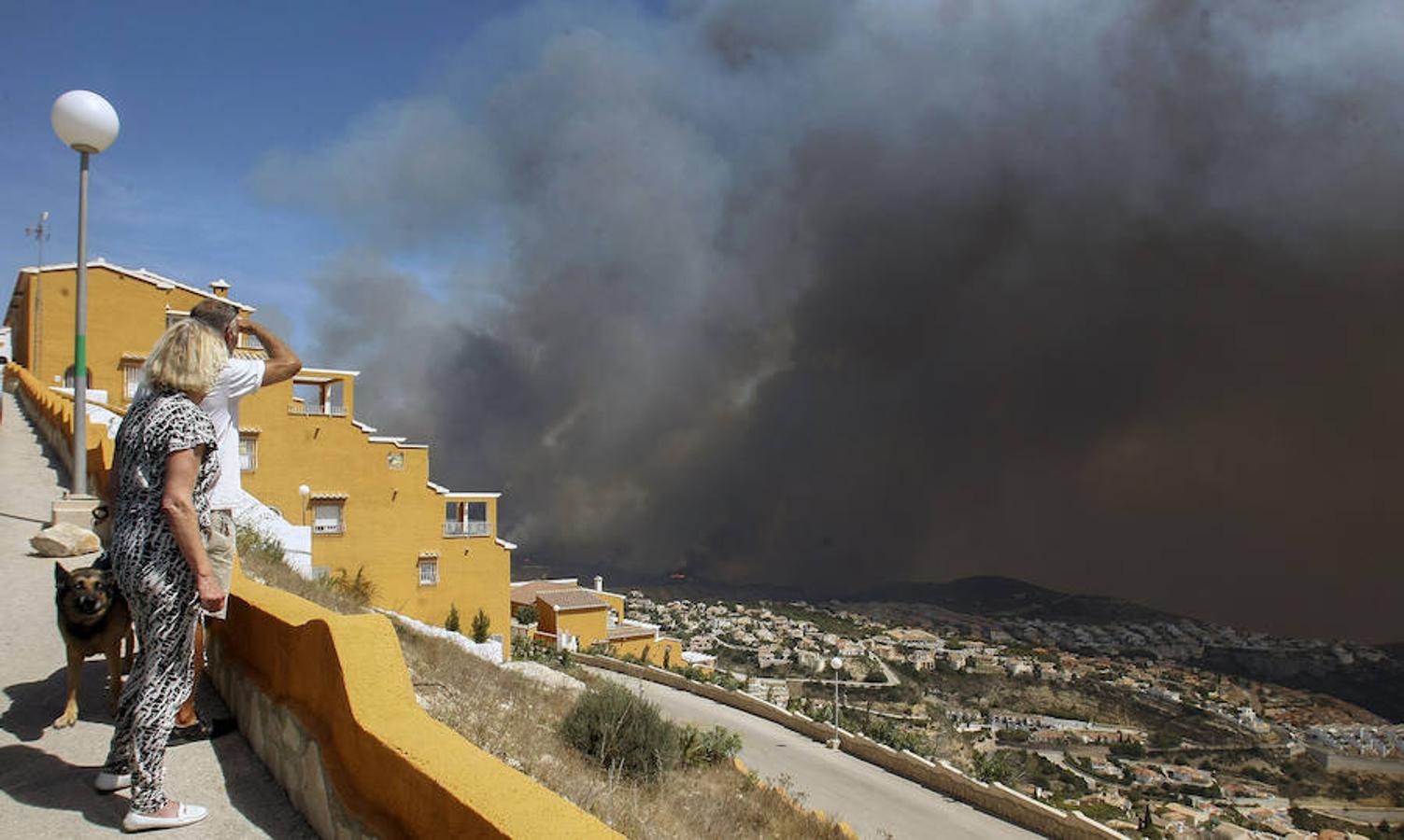 Más de mil desalojados por el incendio en Xàbia