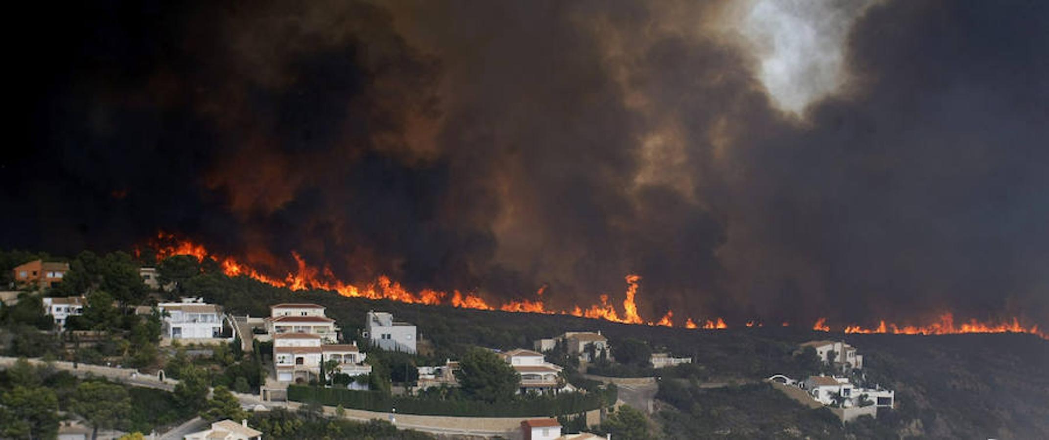 Más de mil desalojados por el incendio en Xàbia