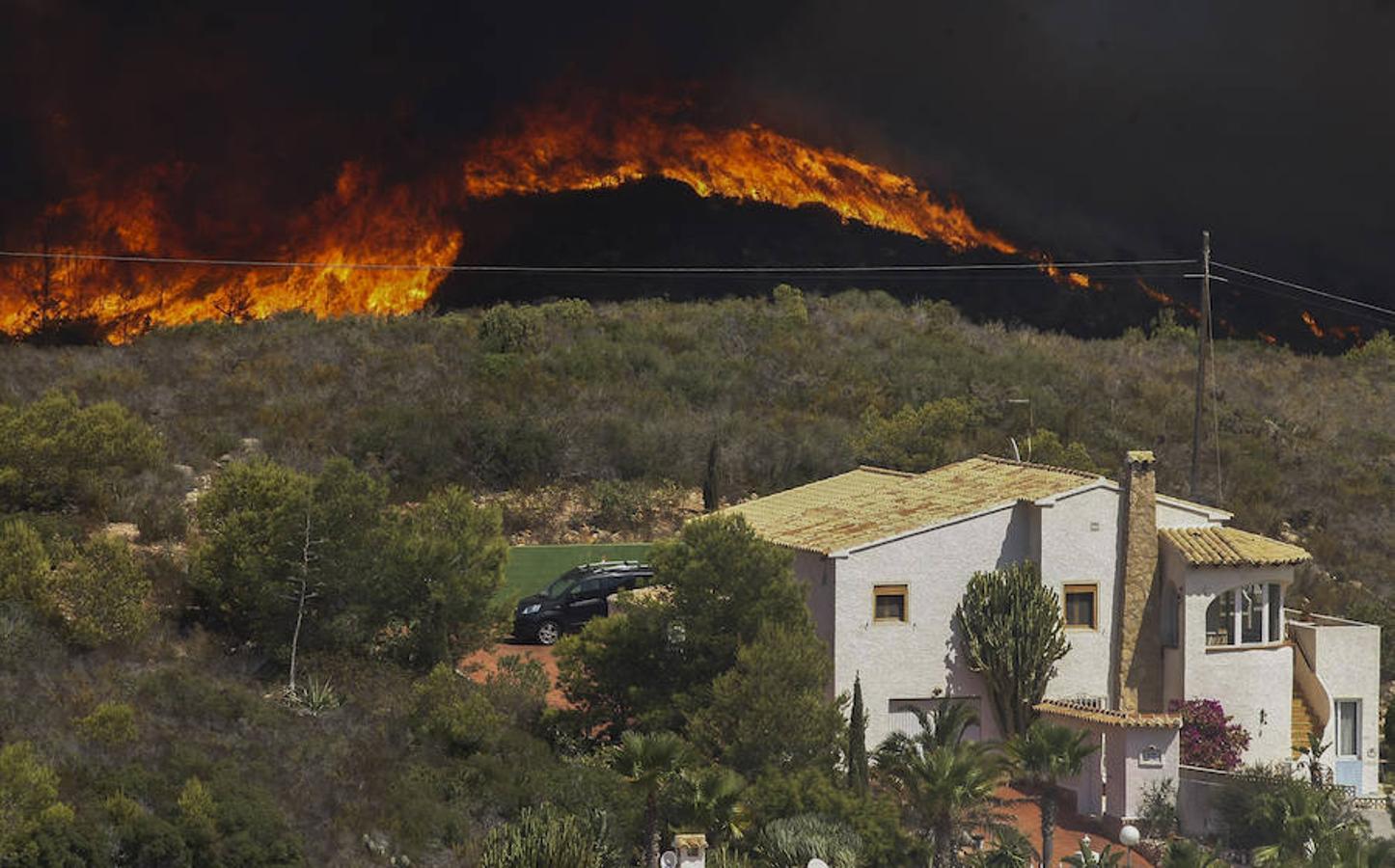 Más de mil desalojados por el incendio en Xàbia