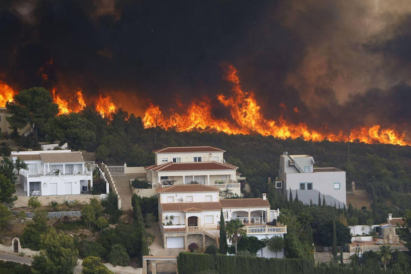 Más de mil desalojados por el incendio en Xàbia