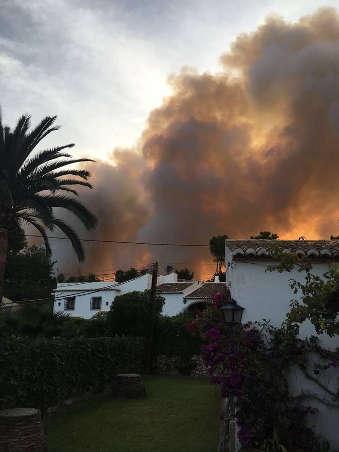 Más de mil desalojados por el incendio en Xàbia