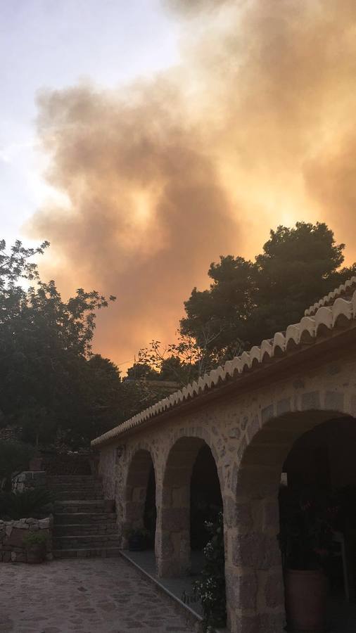 Más de mil desalojados por el incendio en Xàbia