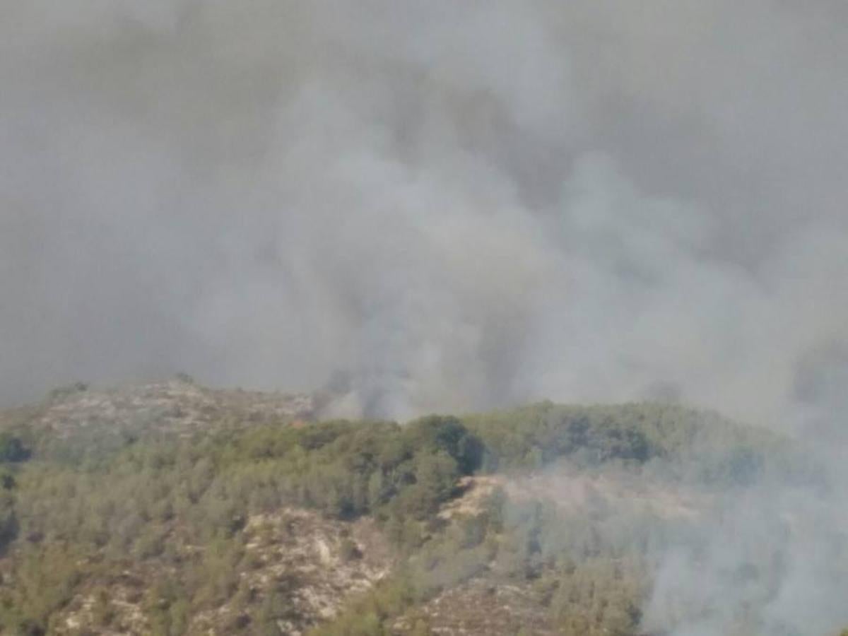 El incendio en Bolulla sigue arrasando hectáreas