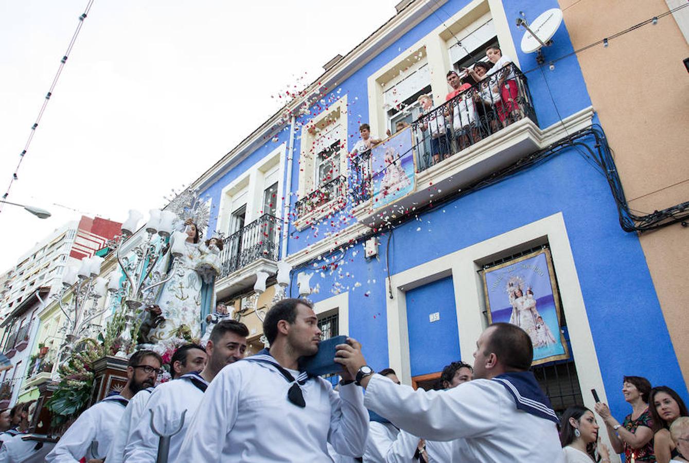 El Raval Roig celebra la procesión de la Virgen del Socorro