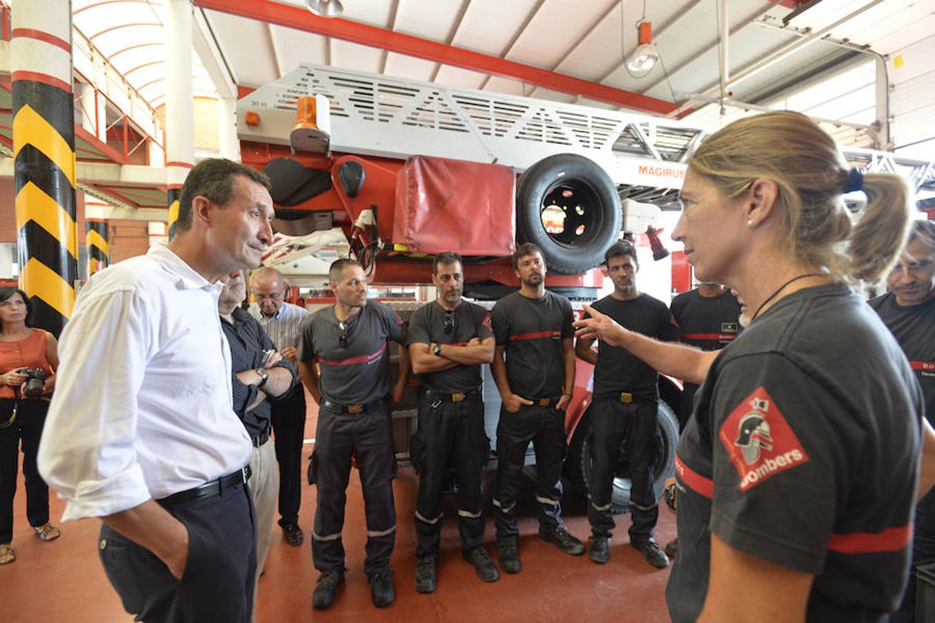 Carlos González y José Pérez visitan el Parque de Bomberos de Elche