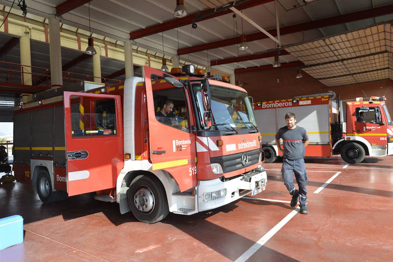 Carlos González y José Pérez visitan el Parque de Bomberos de Elche