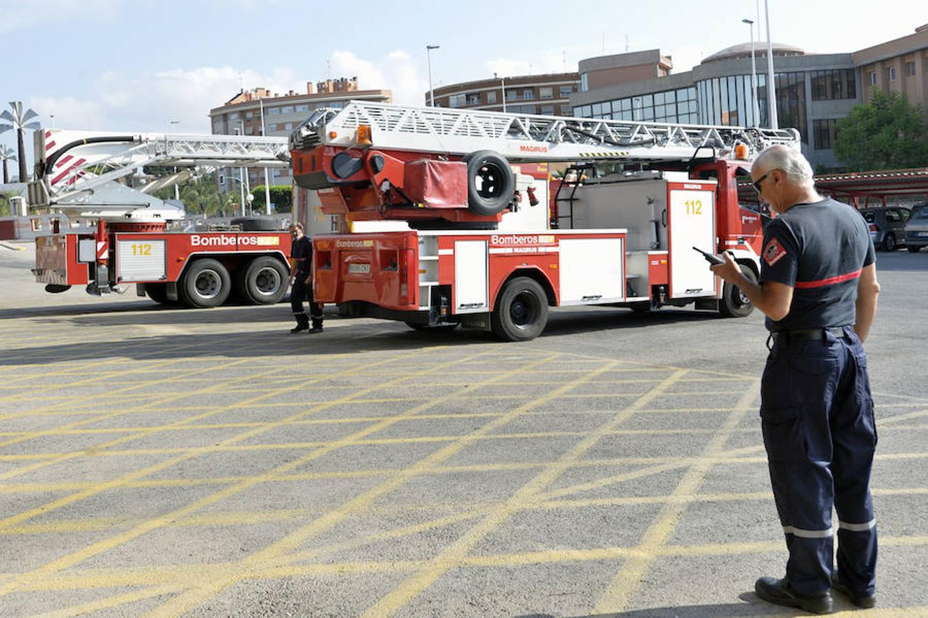 Carlos González y José Pérez visitan el Parque de Bomberos de Elche