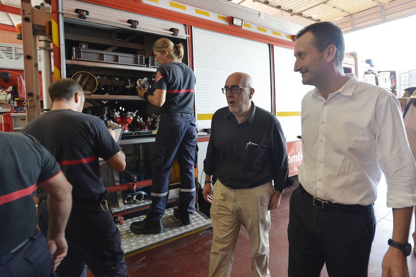 Carlos González y José Pérez visitan el Parque de Bomberos de Elche