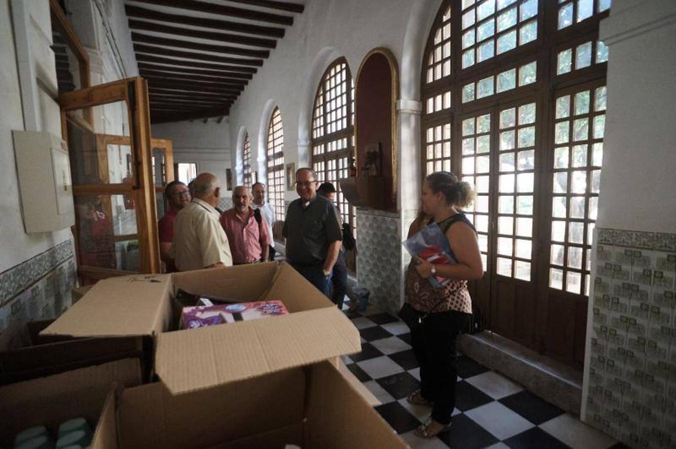 Cruz Roja, La Chumbera y Cáritas recogen el material escolar de la campaña solidaria