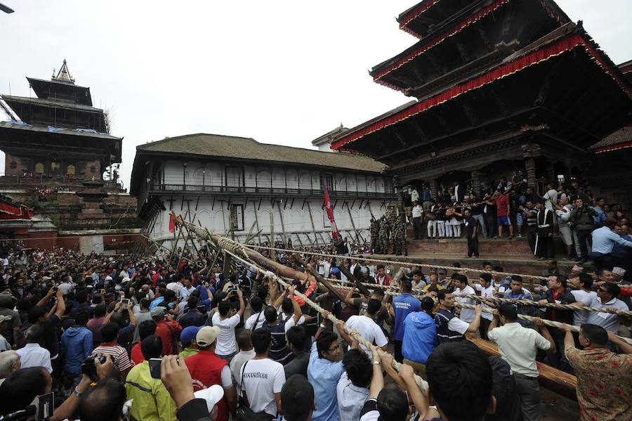 Nepal se viste de fiesta