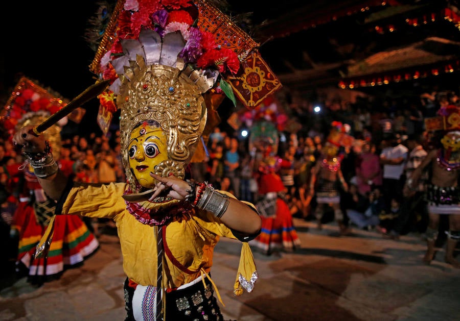 Nepal se viste de fiesta