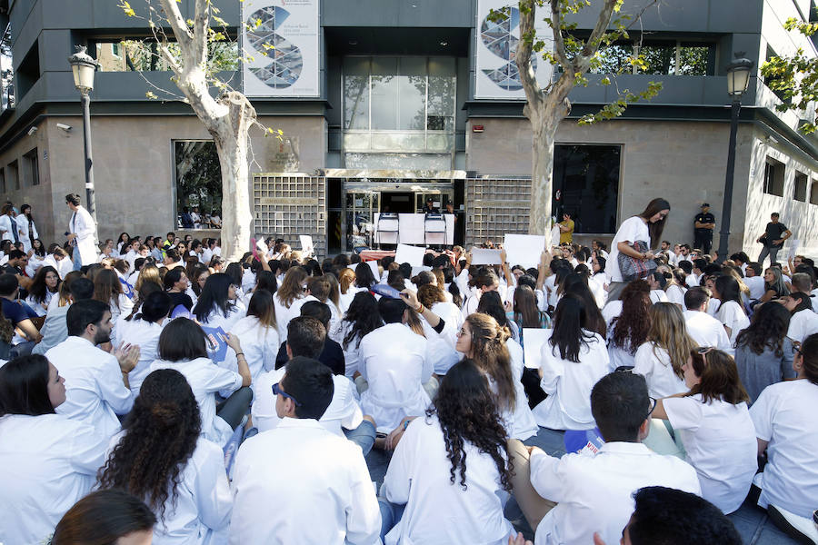 Protesta de los universitarios de las universidades privadas ante la problemática de las prácticas de sanidad